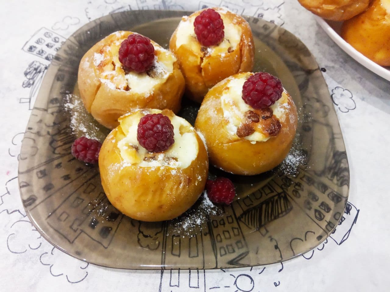 Нежные и сочные запеченные яблоки с творогом и изюмом