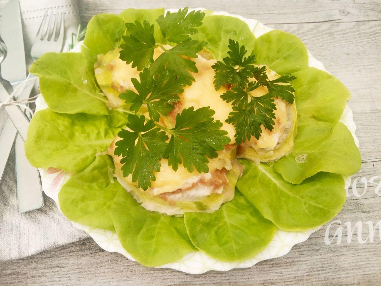Вкусная закуска из кабачков с фаршем и сыром