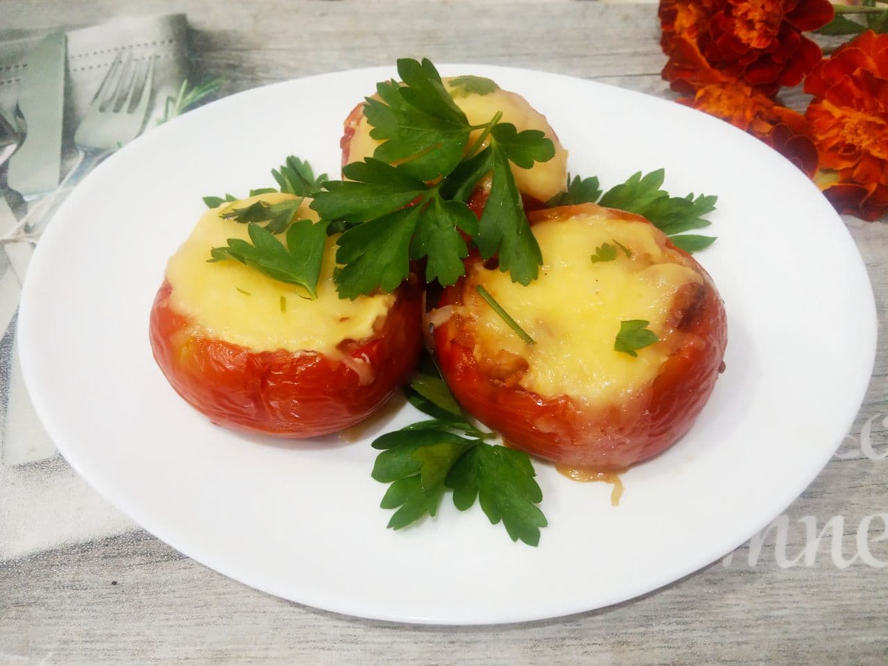 Запеченные помидоры с мясной начинкой и сыром