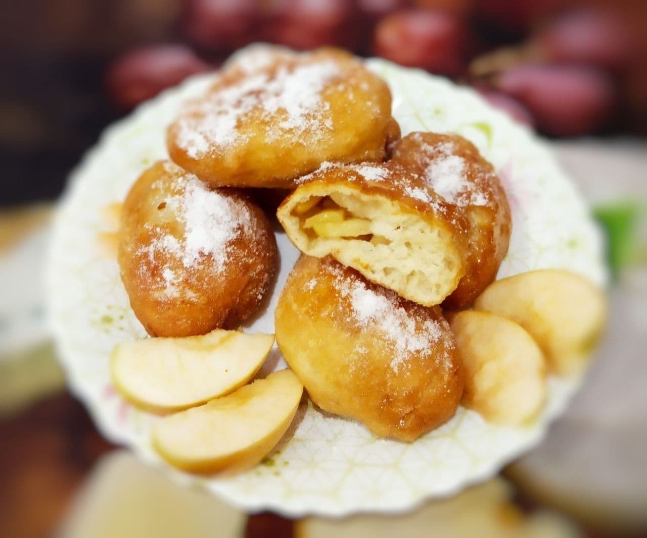 Вкусные сочные жареные пирожки на кефире с яблоками