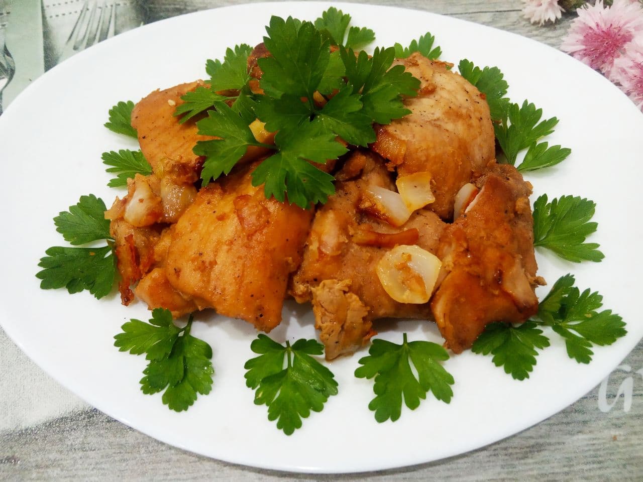 Жареное мясо на сковороде с луком, в соевом соусе и специях