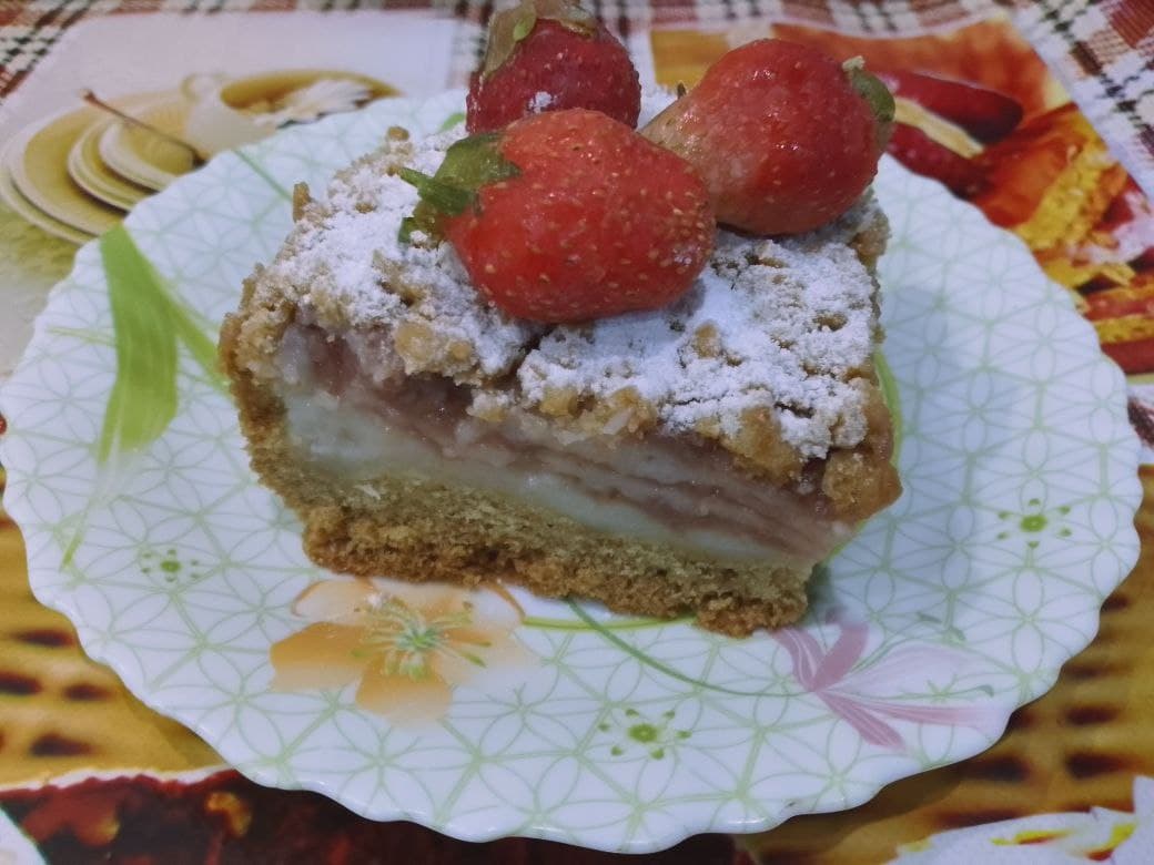 Пирог песочный с заварным кремом и клубничным кремом