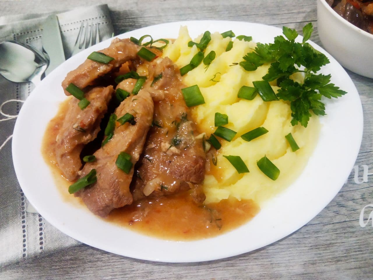 Мясо тушеное с луком и специями