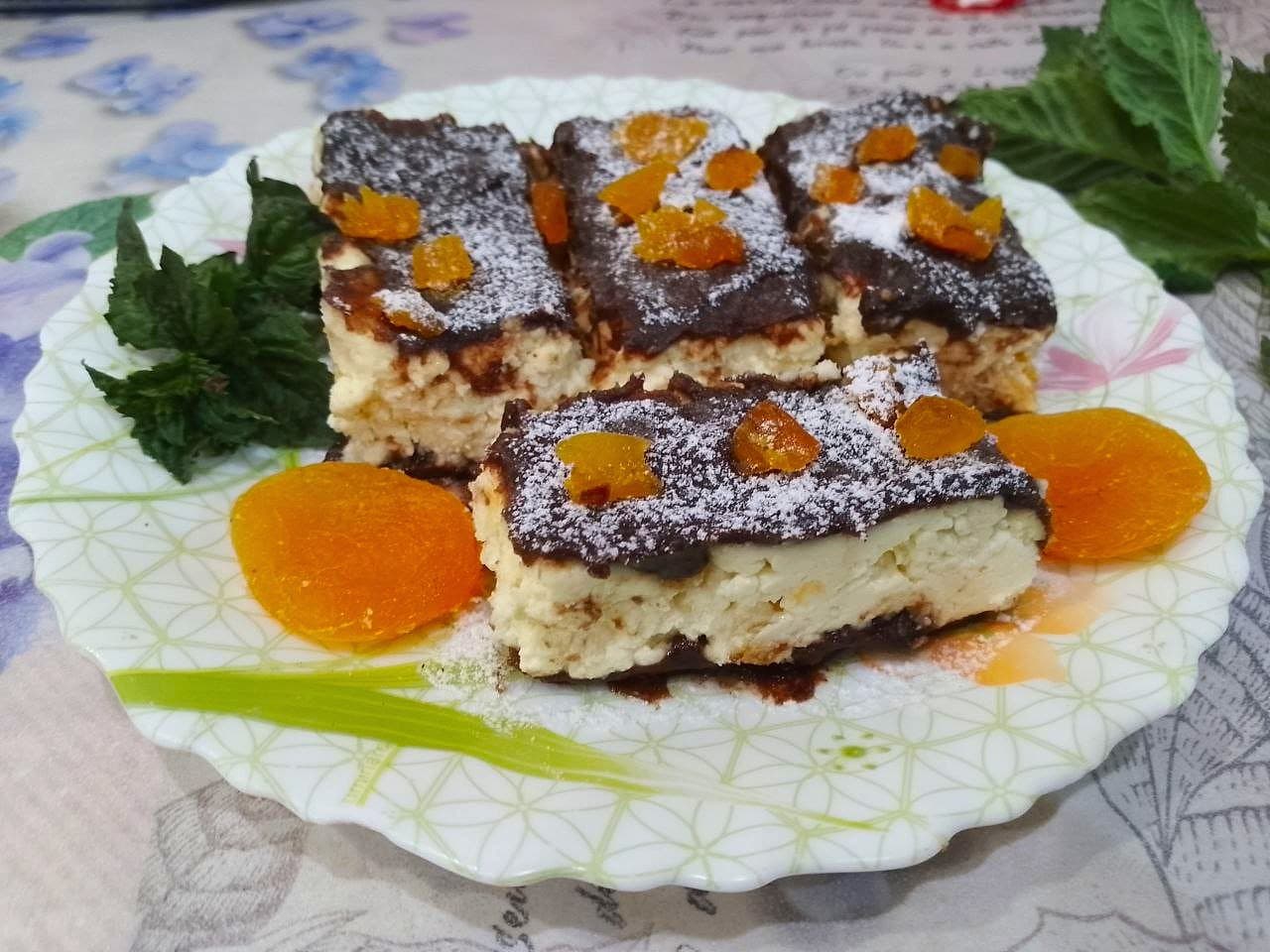 Десерт из творога, изюма и кураги, в шоколадной глазури