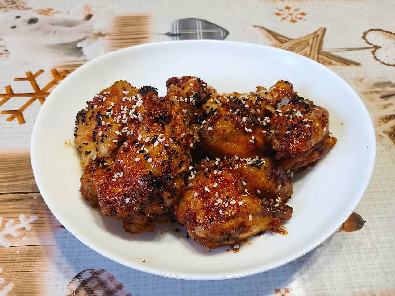 Куриные крылышки запеченные в маринаде, с кунжутом