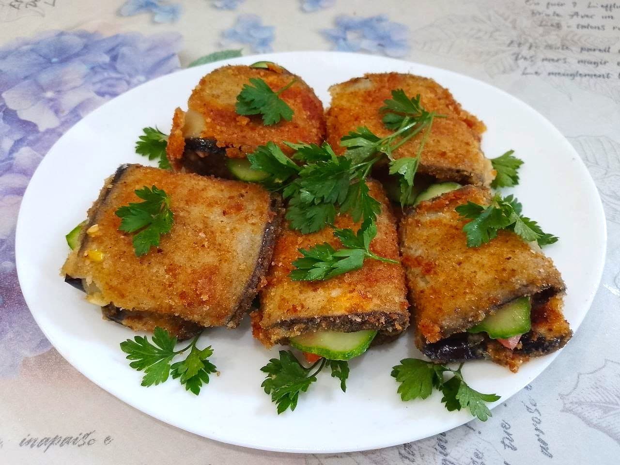 Баклажаны в яичном кляре и панировочных сухарях, с овощами