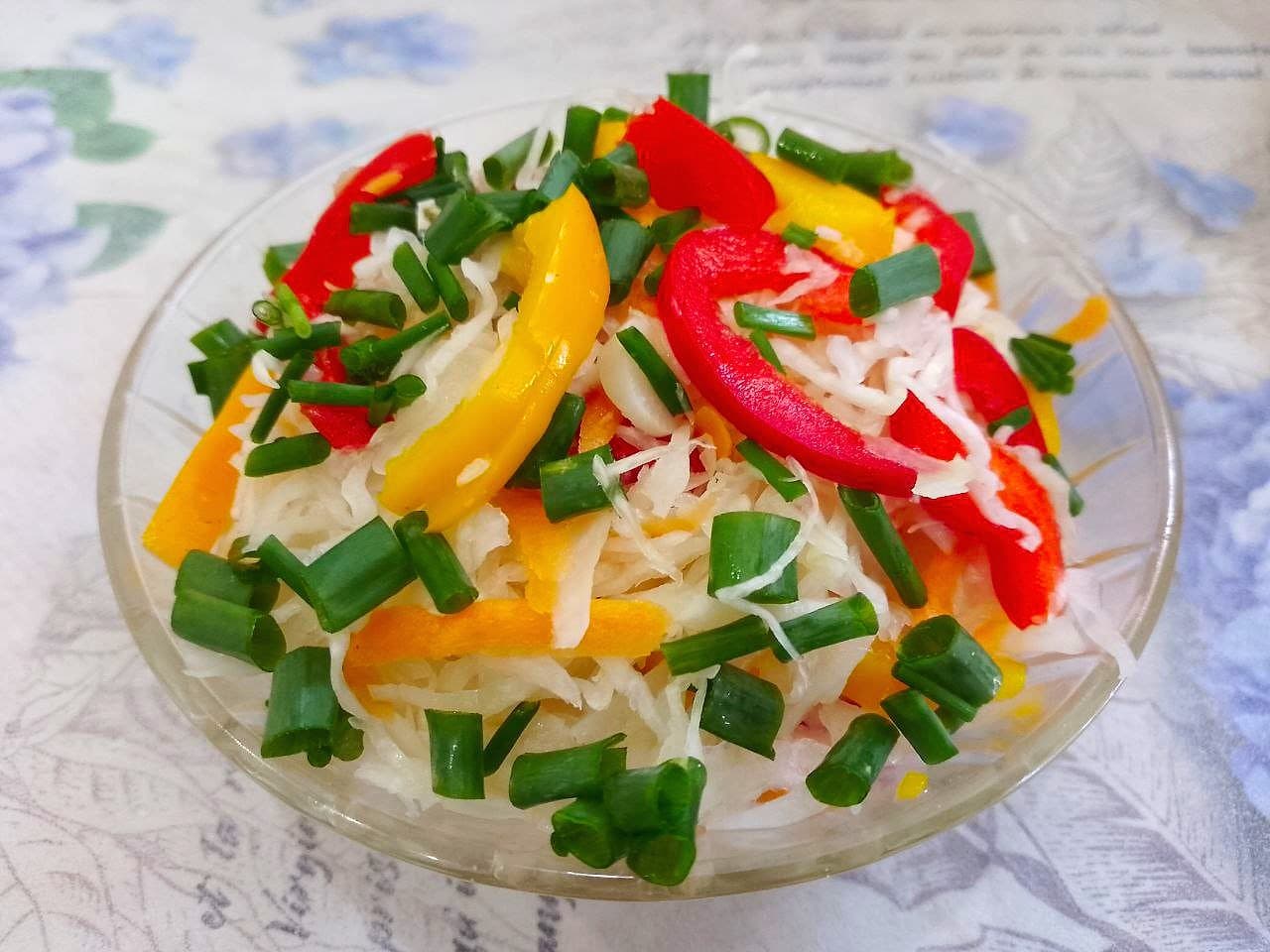 Капуста маринованная с перцем, морковью и чесноком