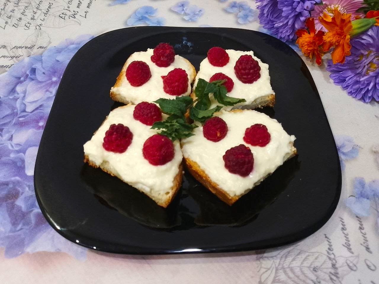 Бутерброды с творожной начинкой и ягодами, в духовке