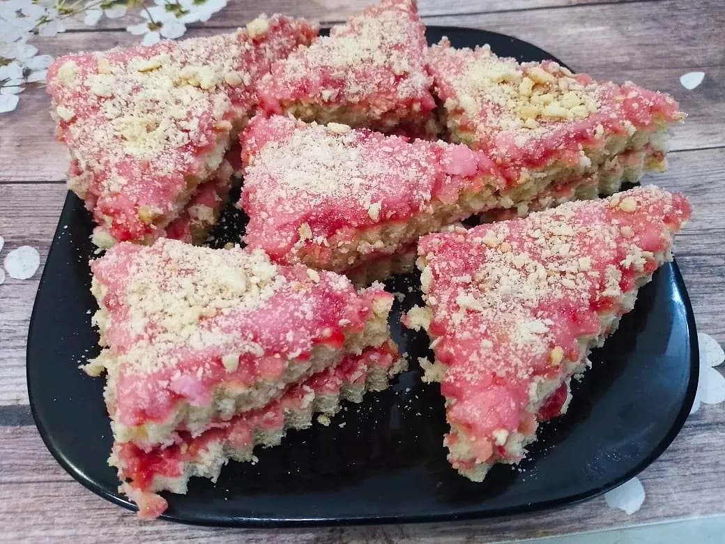 Песочные пирожные с замороженной малиной и в сахарной глазури
