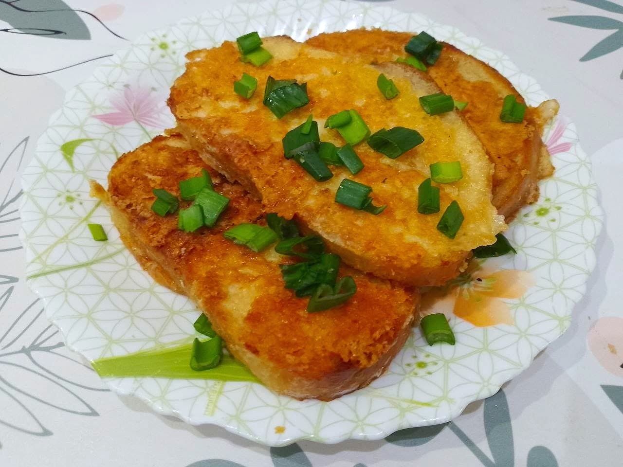 Бутерброды с яйцами и сыром, жареные на сковороде