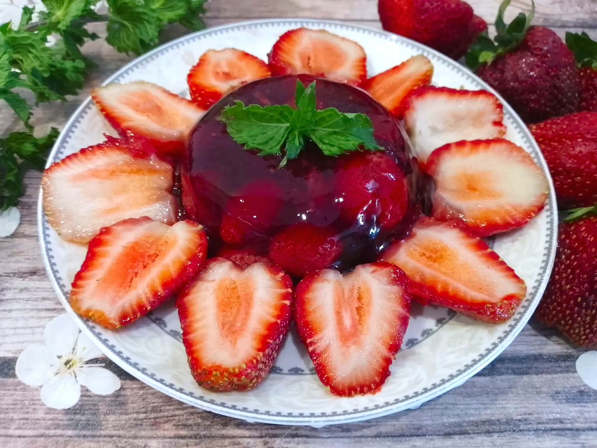 Желе из ягод клубники и жимолости, нежное и вкусное