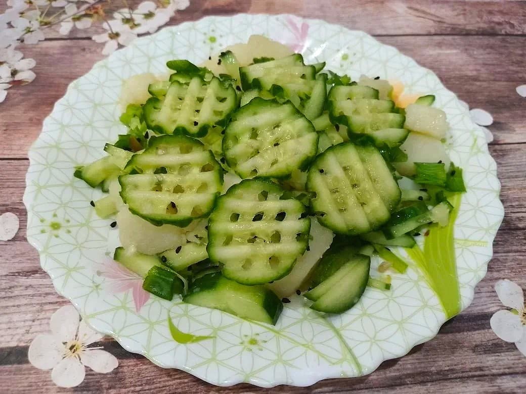 Картофель с зеленым луком, чесноком и свежим огурцом