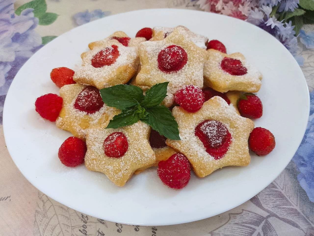 Песочное печенье из вареных желтков, с клубникой