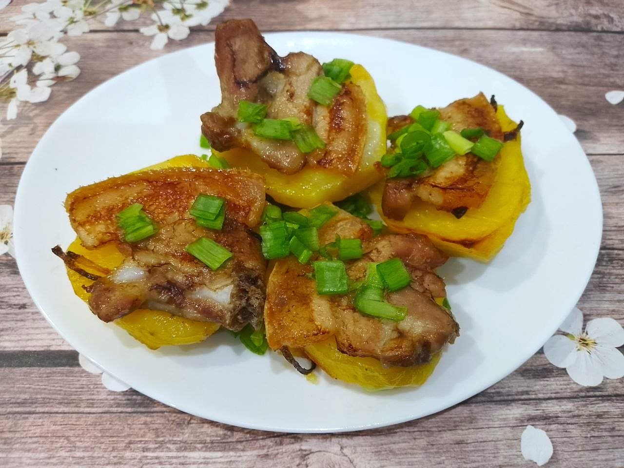 Картофель запеченный в духовке с грудинкой, просто и вкусно