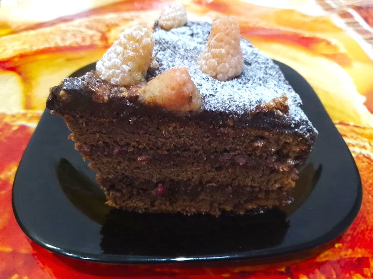Шоколадный торт с малиновым вареньем или джемом