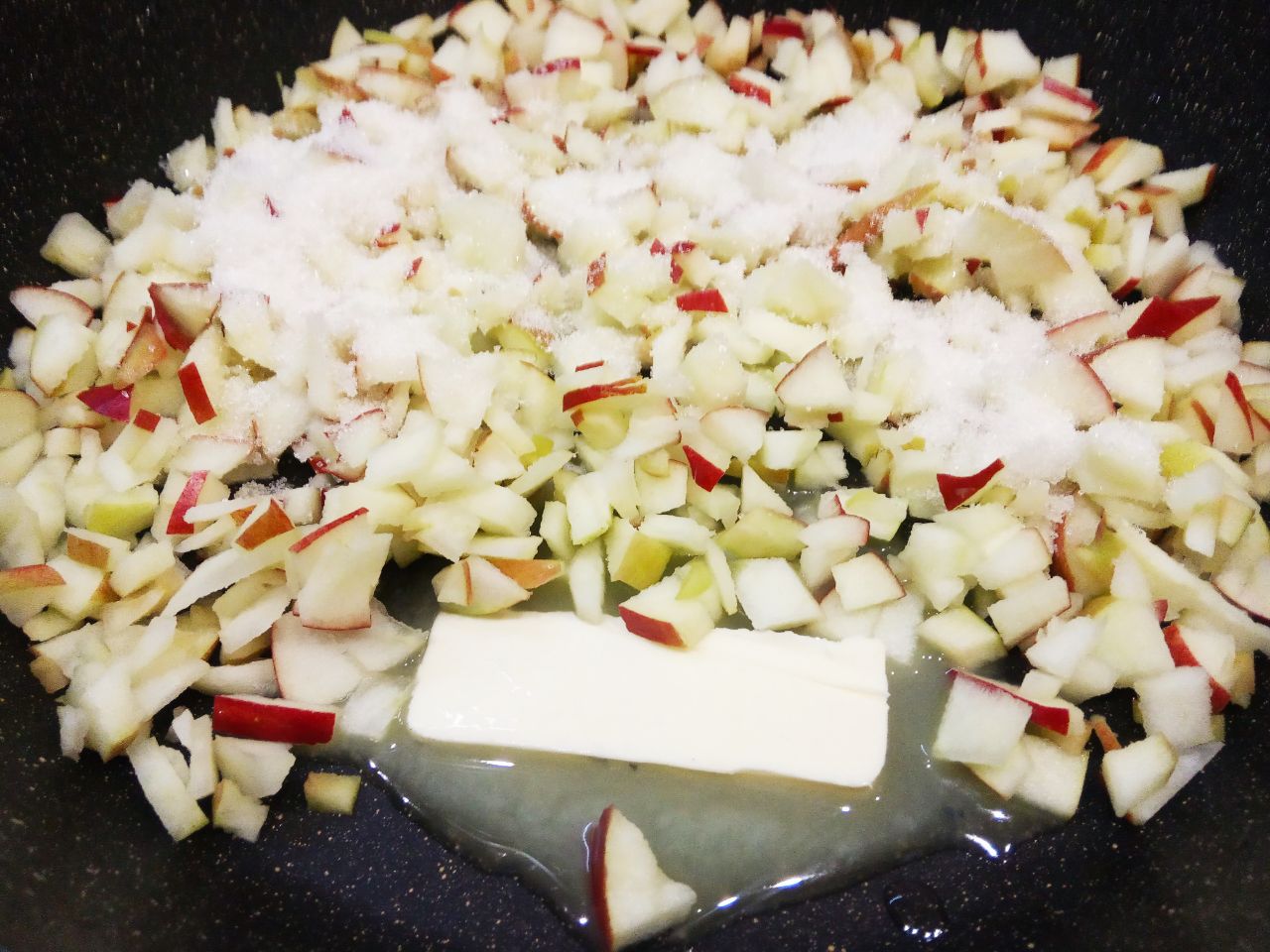 Оладьи с творогом и яблоками, просто и вкусно: На сковороду кладем сливочное масло и яблоки, тушим яблоки до размягчения.