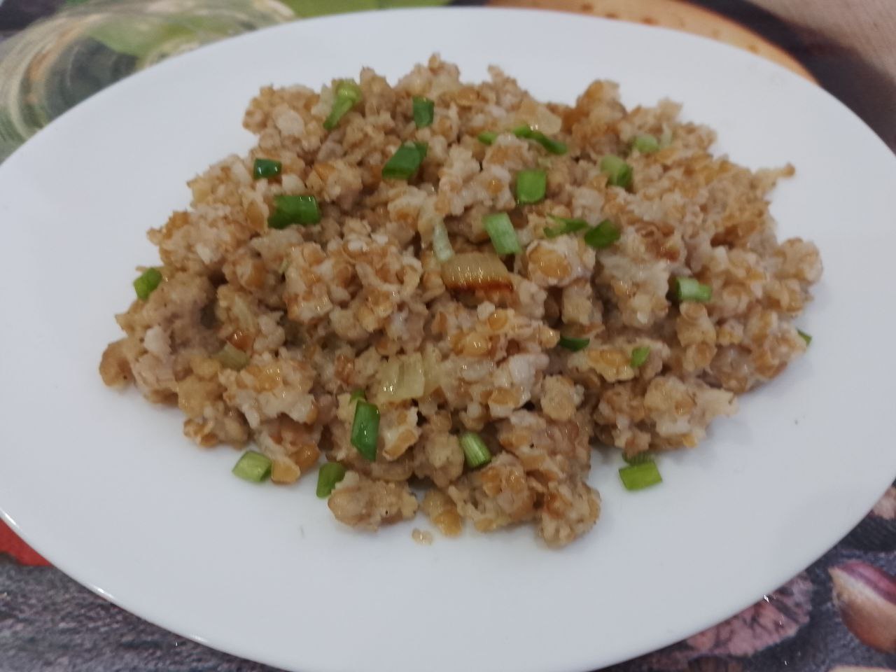 Пшеничная каша с мясом, просто и вкусно: Зелень лука промываем, просушиваем и мелко нарезаем.Кашу перед тем, как подать к столу посыпаем зелень лука.