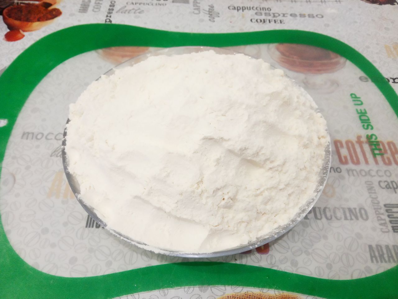 Мягкие и рассыпчатые булочки на кефире, с начинкой из тушеных яблок: Муку просеиваем через мелкое сито и соединяем с яичной смесью. Замешиваем мягкое и нежное тесто.