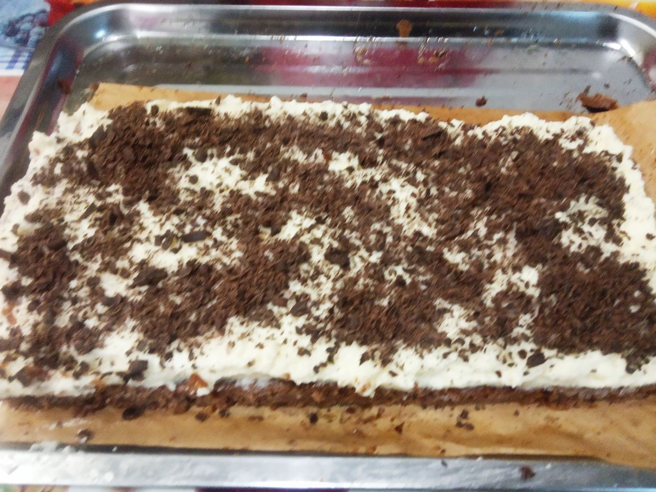 Шоколадные пирожные с кремом из манной крупы и сливочного масла: Нижнюю часть бисквита смазываем кремом, не большую часть крема оставляем для смазывания верней части. Поверх