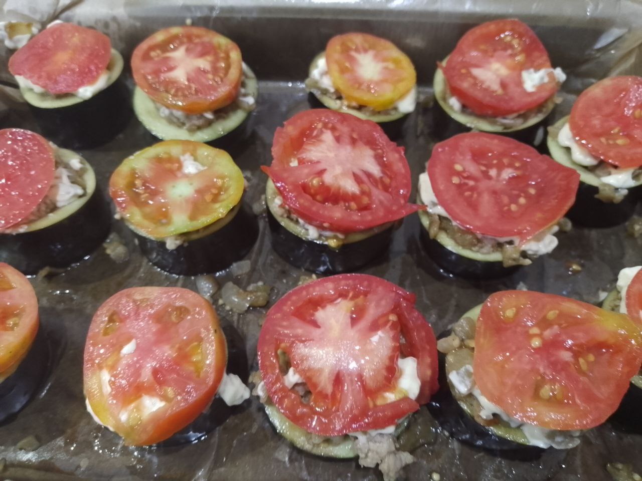 Баклажаны с мясной начинкой и сыром запеченные в духовке: Кладем ломтики помидоров и смазываем майонезом.