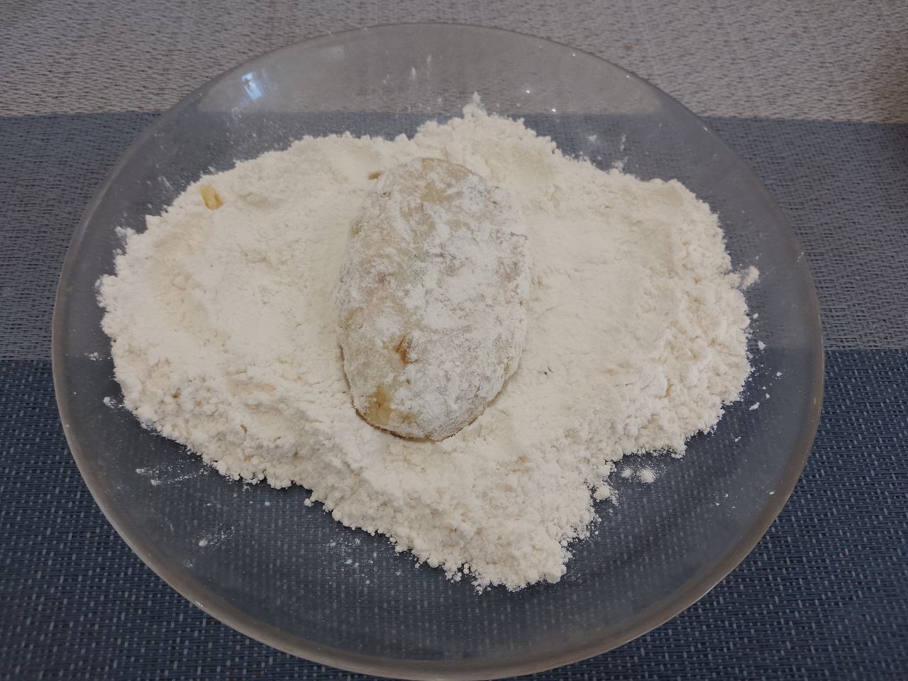 Картофельные котлеты с сыром, мясом, в яичном кляре: Формируем котлеты и обваливаем в муке затем окунаем во взбитые яйца.