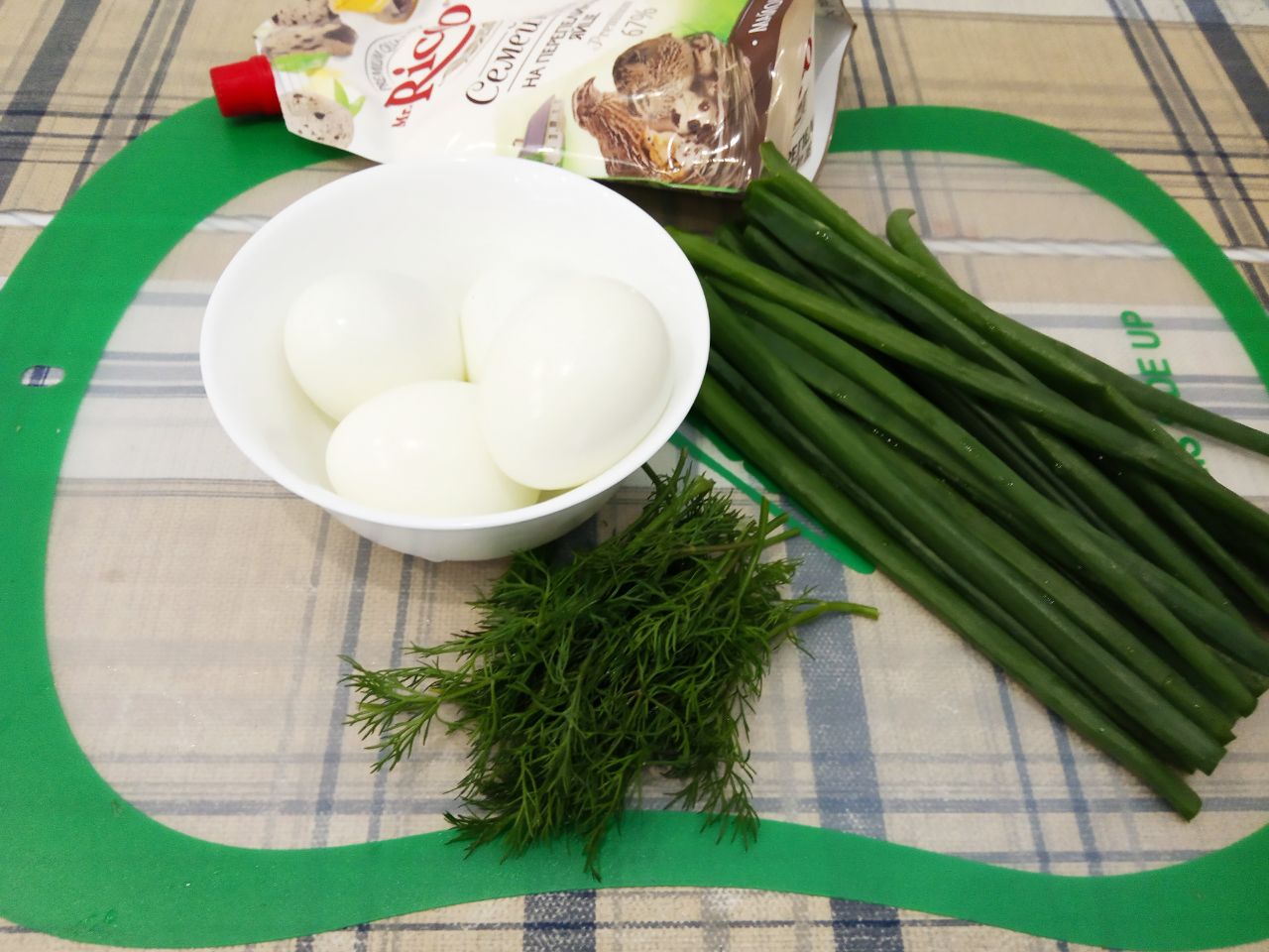 Простой салат с зелёным луком, яйцами и зеленью укропа