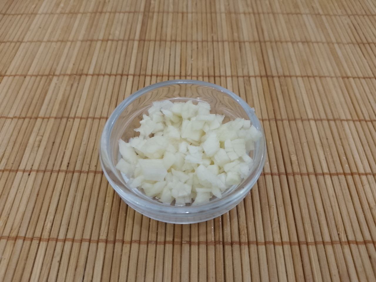 Салат из жареных баклажанов, помидоров, перца, чеснока и зелени, вкусный и аппетитный: Чеснок очищаем и мелко нарезаем.
