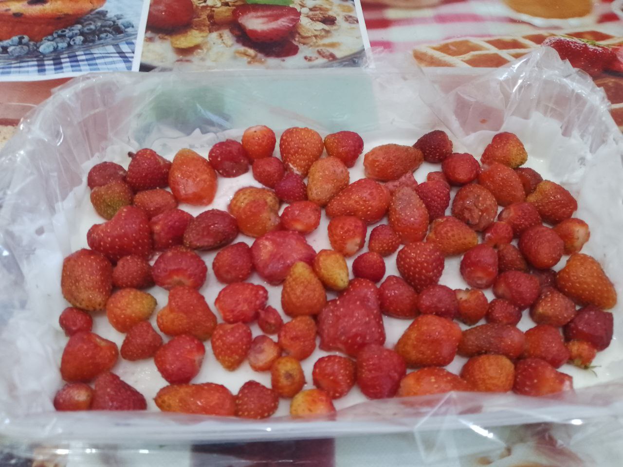 Клубничное желе из ягод клубники и сметаны, нежное и вкусное: Достаем желе из холодильника, выкладываем ряд клубники, немного оставляем для верхнего слоя желе.