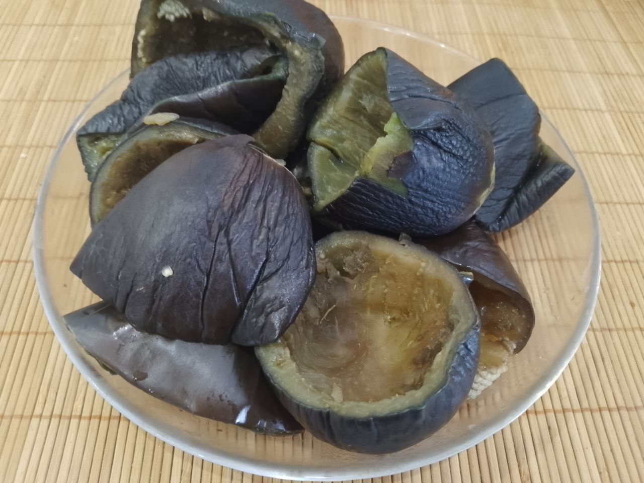 Баклажаны с начинкой из мяса и овощей, в духовке: Вычищенные баклажаны кипятим в подсоленной воде около 5 минут, уйдет горечь и баклажаны станут мягче.