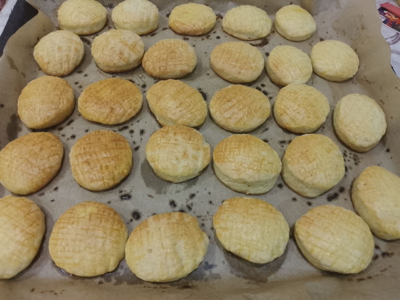 Домашнее мандариновое печенье, просто и вкусно: Духовку разогреваем до 180 С и ставим печенье для выпекания. Выпекаем печенье до золотистого цвета около15