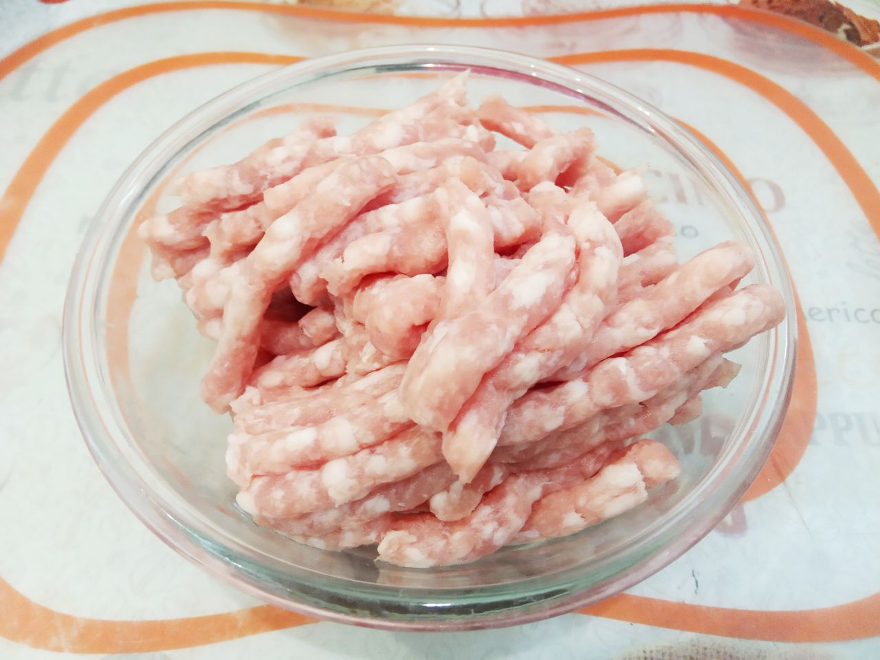 Заливной пирог на кефире с фаршем и сыром на сковороде: Куриное филе промываем, просушиваем и мелко нарезаем. Фарш у меня был заранее приготовленный.