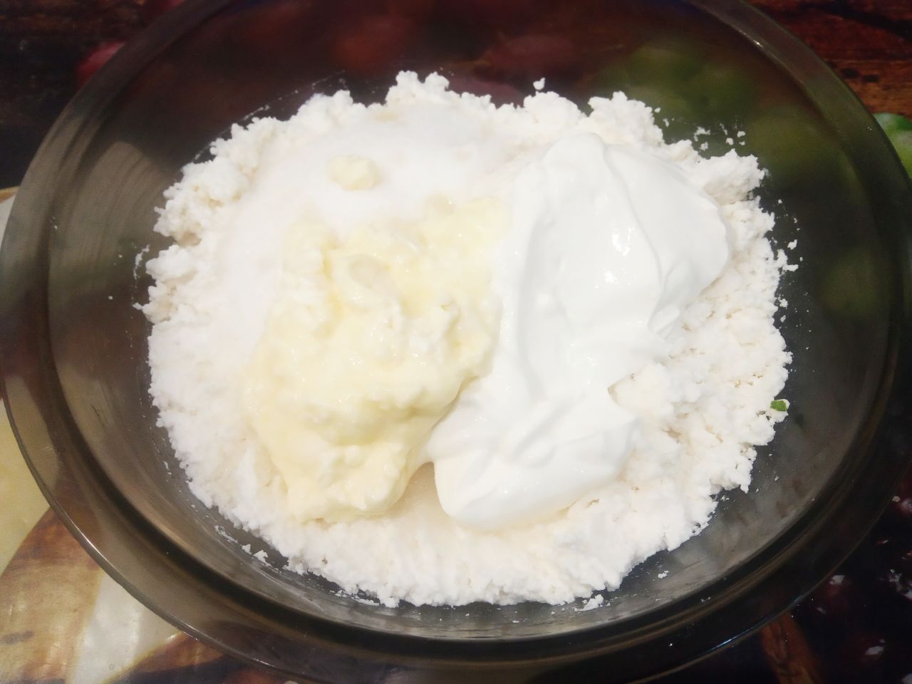 Десерт из творога и изюма, просто и вкусно: Соединяем творог, сахар, сметану, сливочное масло и ванильный сахар, творожную массу тщательно размешиваем