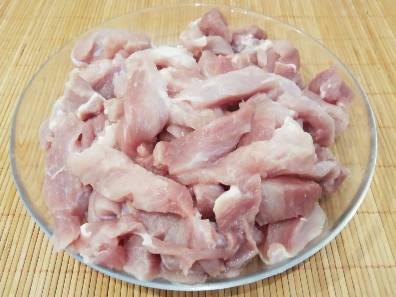 Гуляш свиной с соусом из сметаны и томатной пасты: Разрезаем мясо на кусочки, я разрезала на продолговатые кусочки толщиной около 1 см.