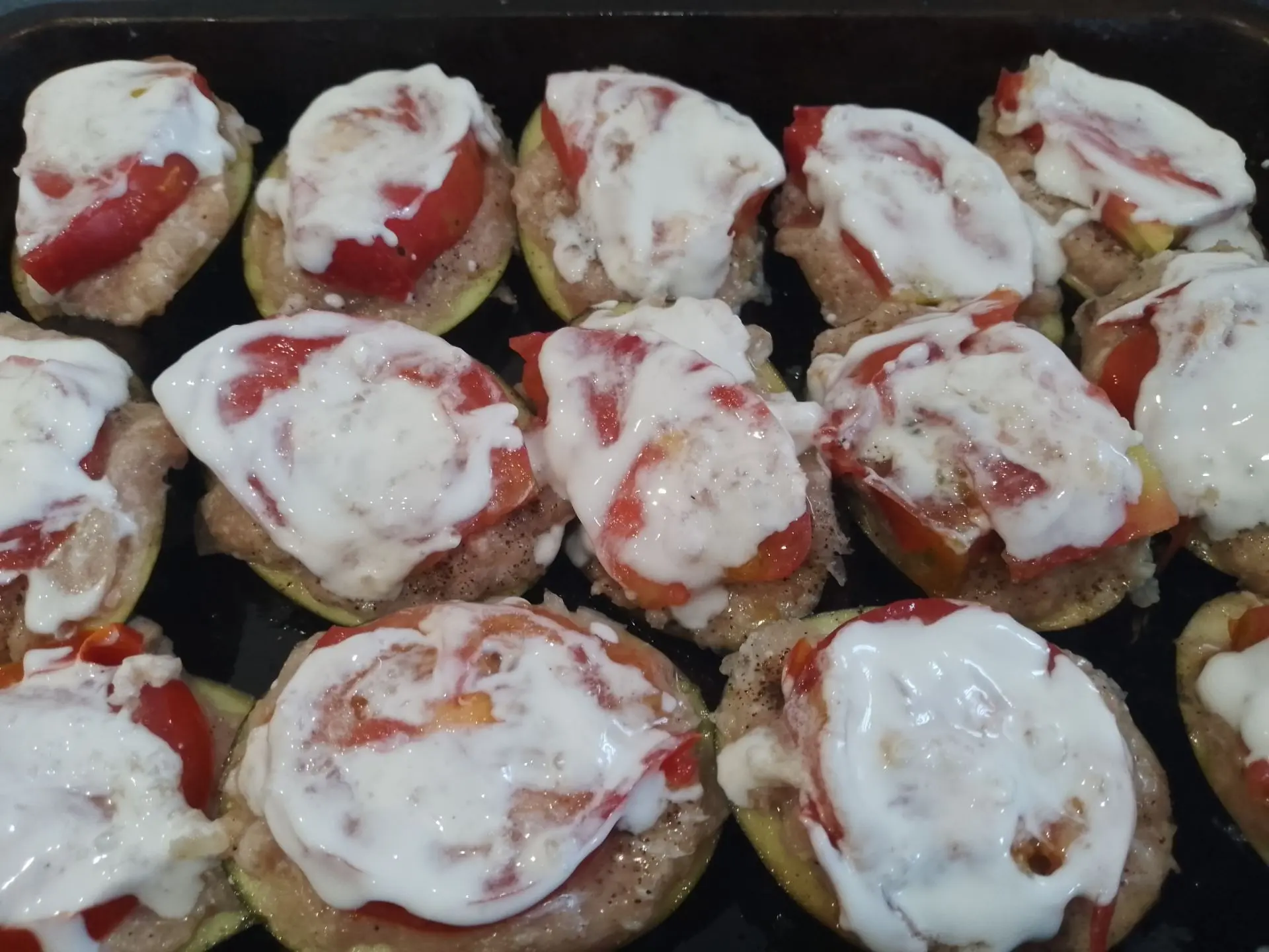Баклажаны запеченные в духовке с фаршем, сыром и помидорами: смазываем помидоры сметаной