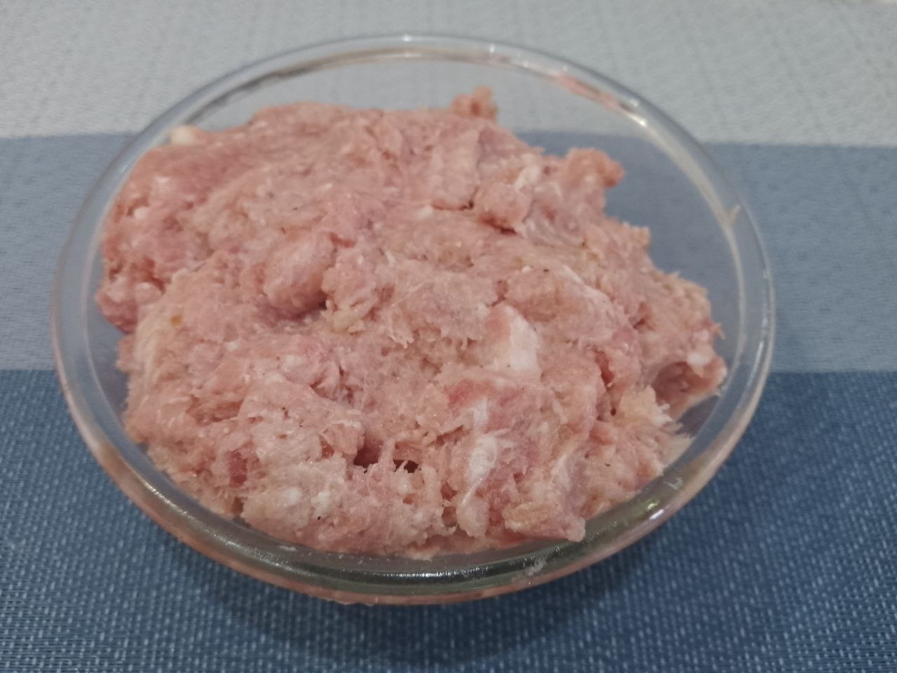 Запеканка зити с мясными шариками, сыром и протертыми помидорами: В фарш добавляем соль, перец, сухой чеснок, тщательно перемешиваем и формируем небольшие шарики.