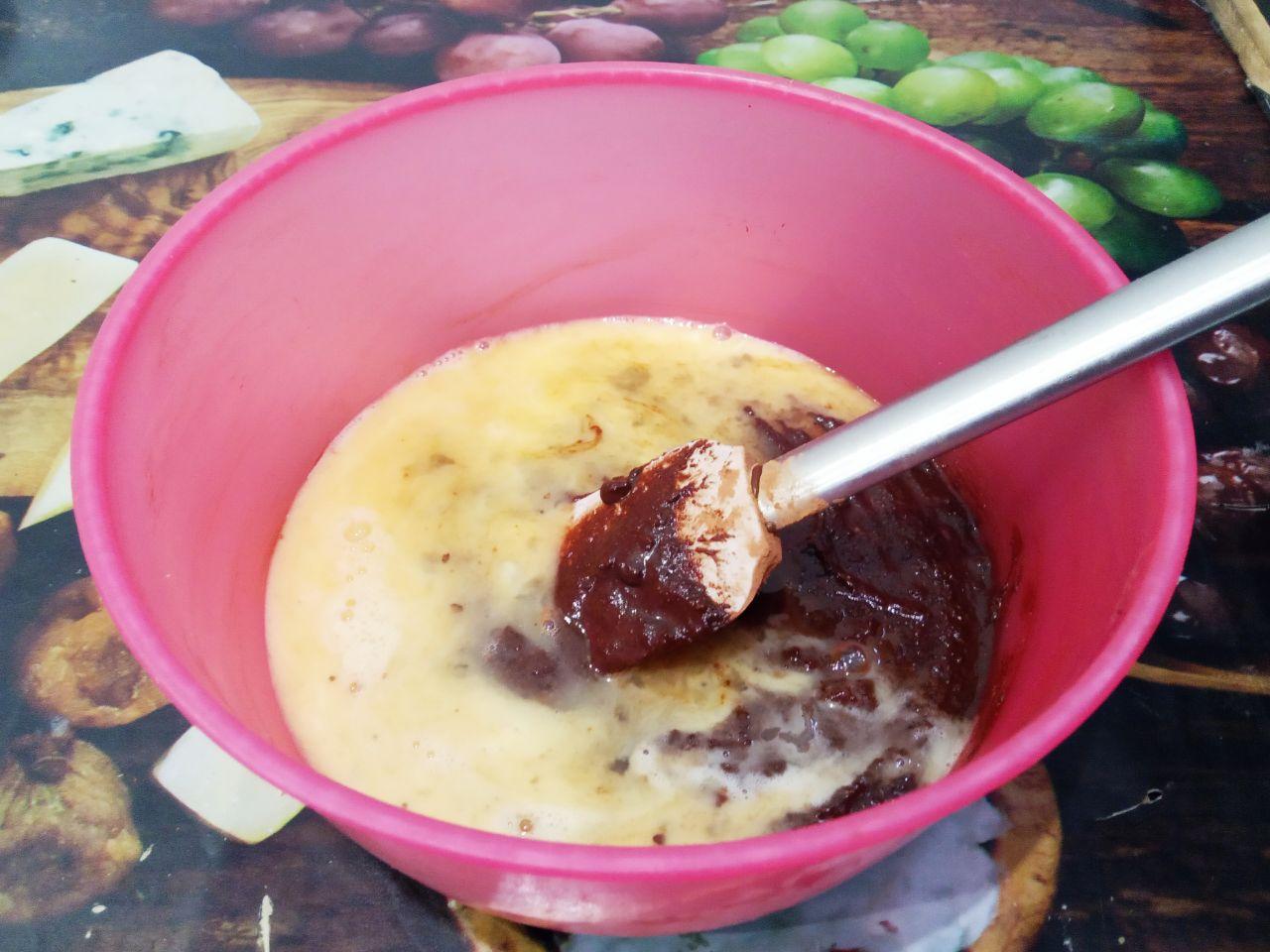 Вкусное шоколадное печенье с трещинками: Яичную смесь выливаем в растертую масляную массу, хорошо размешиваем.
