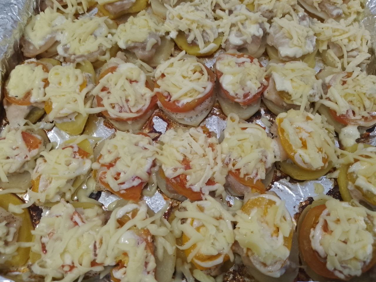 Картофель с мясом, помидорами и сыром запеченный в духовке: В конце запекания достаем картофель с филе и посыпаем тертым сыром. Возвращаем картофель в духовку, чтобы