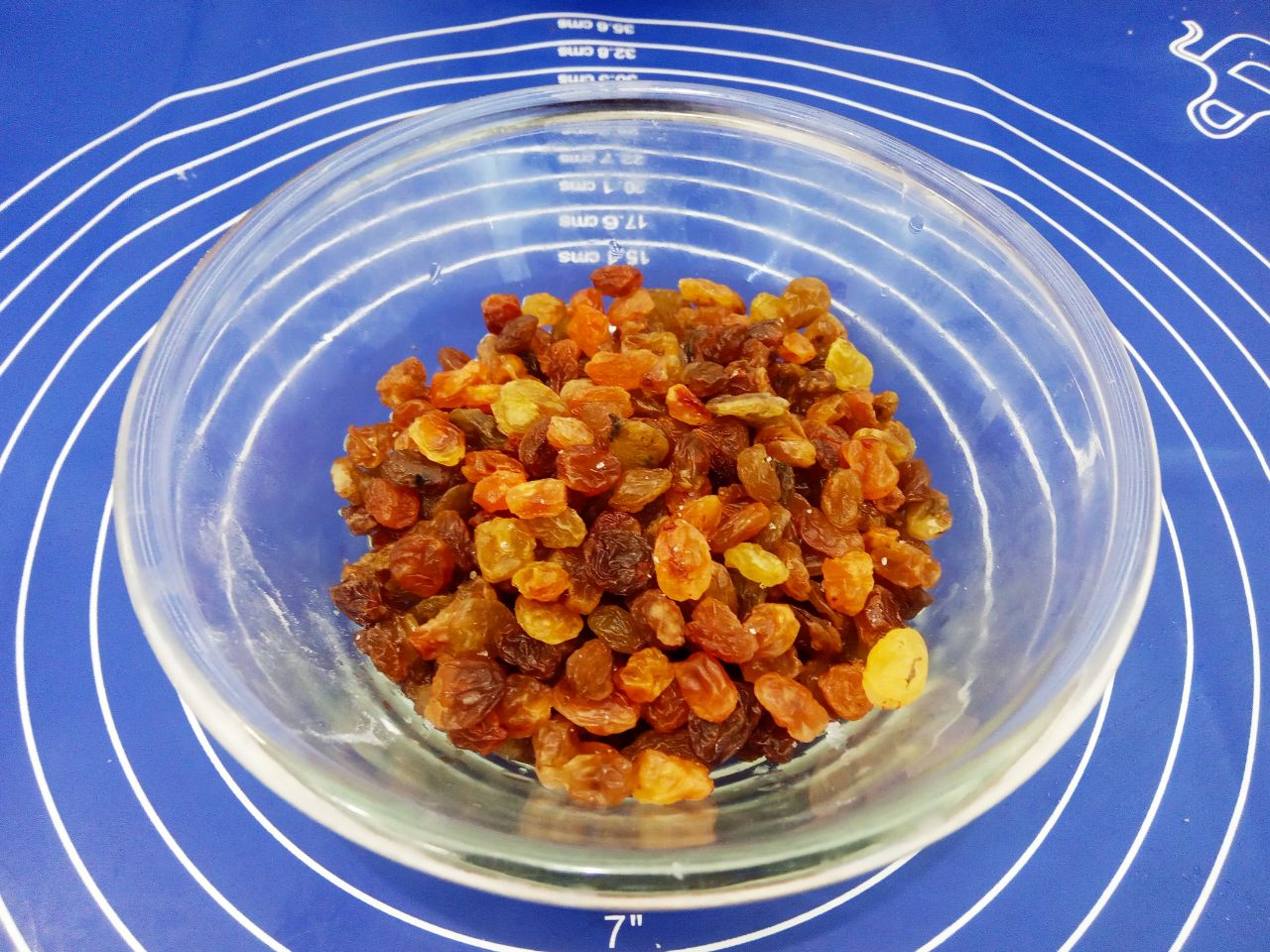 Воздушные и мягкие булочки с изюмом, в сахарной глазури: Изюм перебираем, промываем горячей водой, замачиваем на 10 минут, воду сливаем и просушиваем.
