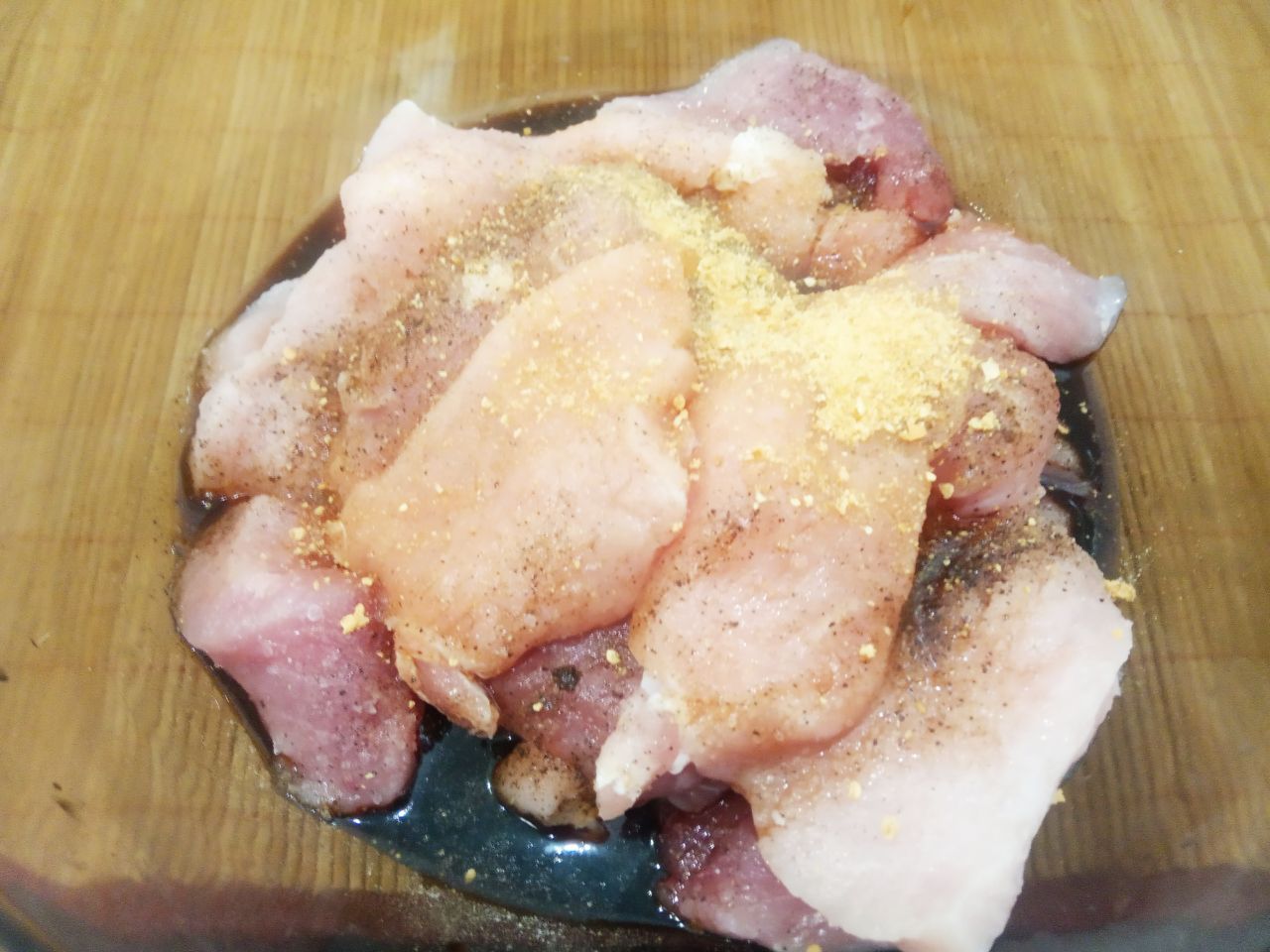 Жареное мясо на сковороде с луком, в соевом соусе и специях: Добавляем по вкусу соль, перец молотый, сухой чеснок и соевый соус, тщательно перемешиваем и оставляем на