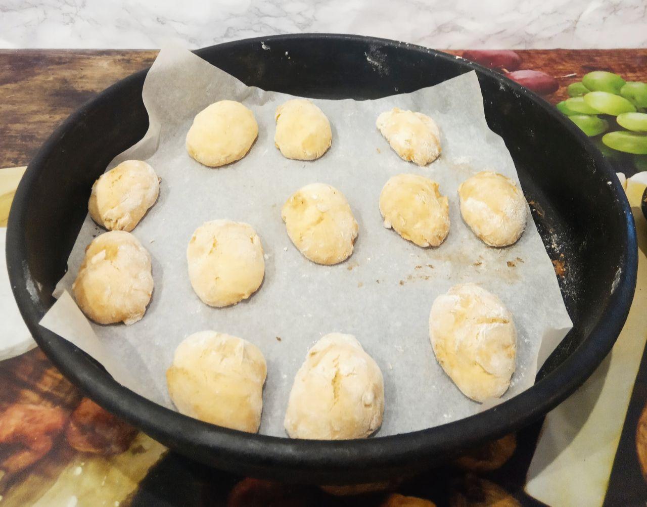 Простое и вкусное печенье с фруктами: Духовку разогреваем до 180 - 200 С, ставим противень с печеньем для выпекания и выпекаем до готовности.