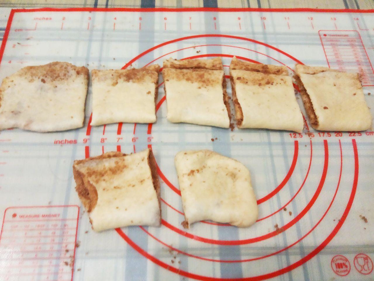 Домашние булочки с начинкой из шоколадной крошки: Полоску слегка раскатываем и нарезаем квадраты.