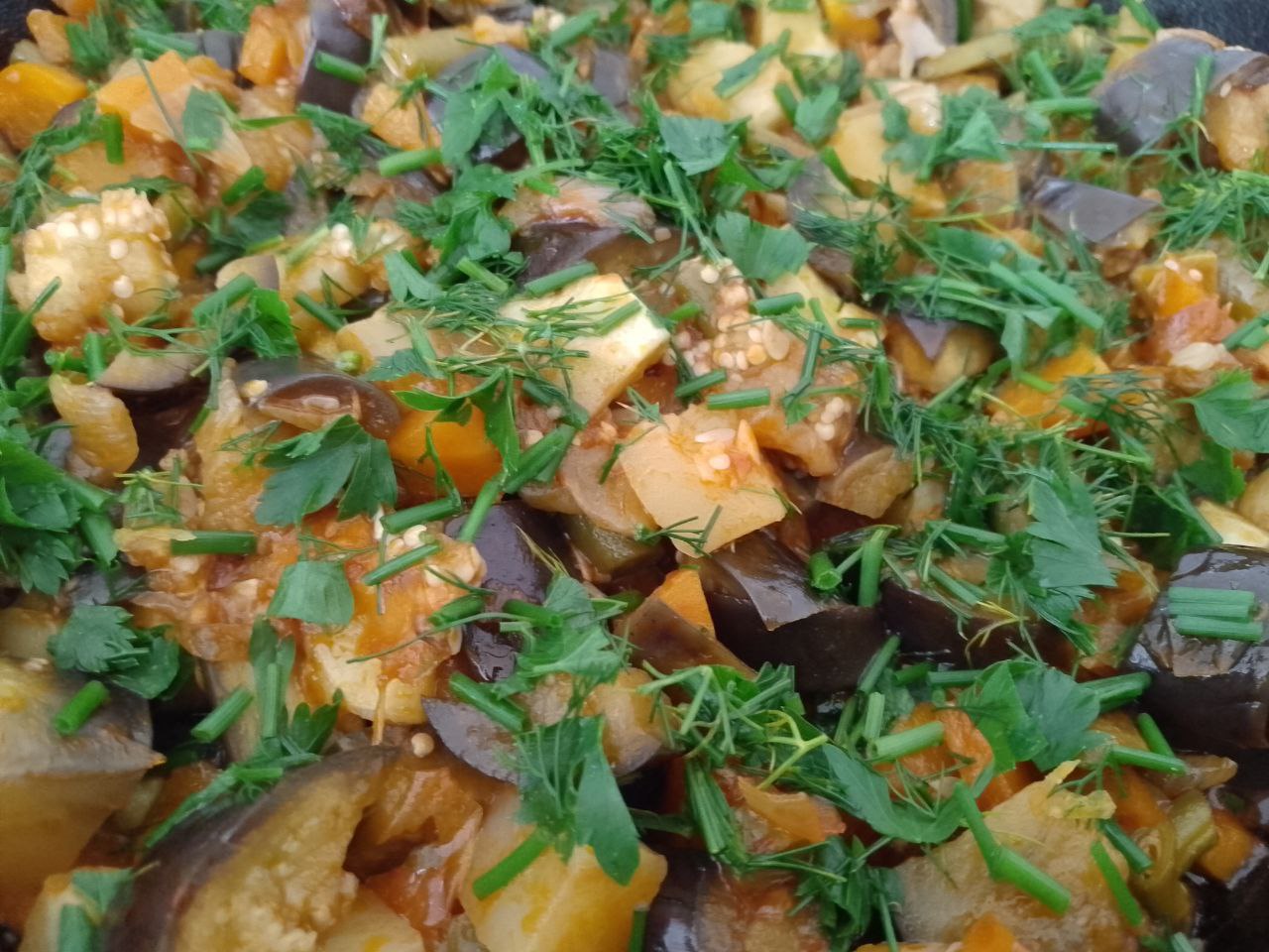 Тушеные баклажаны с помидорами и овощами, вкусно и полезно