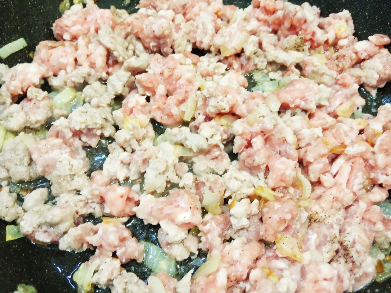 Блинчики с мясной начинкой из фарша и лука, вкусно и сытно: Выкладываем фарш и обжариваем до готовности.