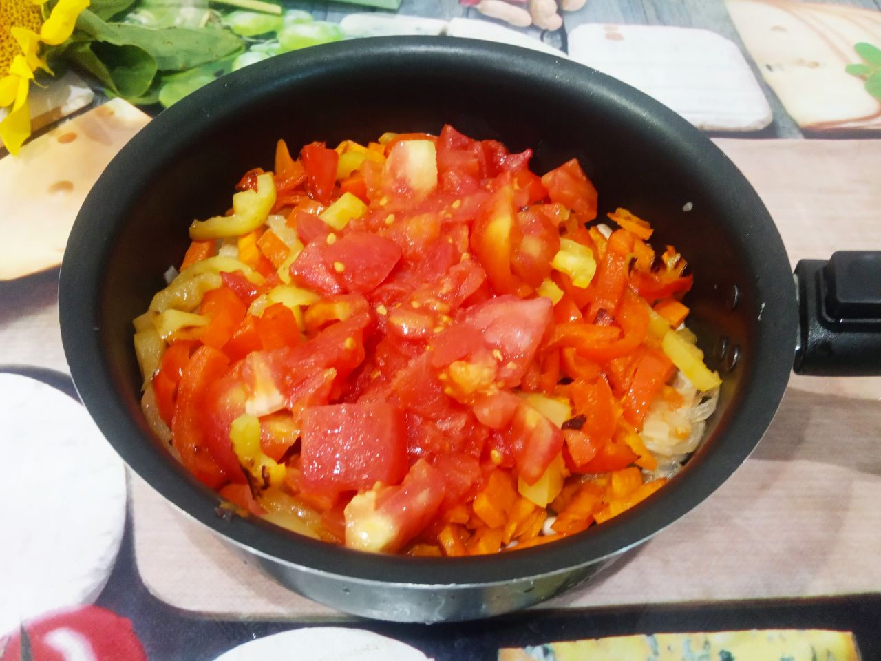 Тушеная фасоль с овощами, вкусно и сытно: Обжариваем помидоры и выкладываем в сотейник.