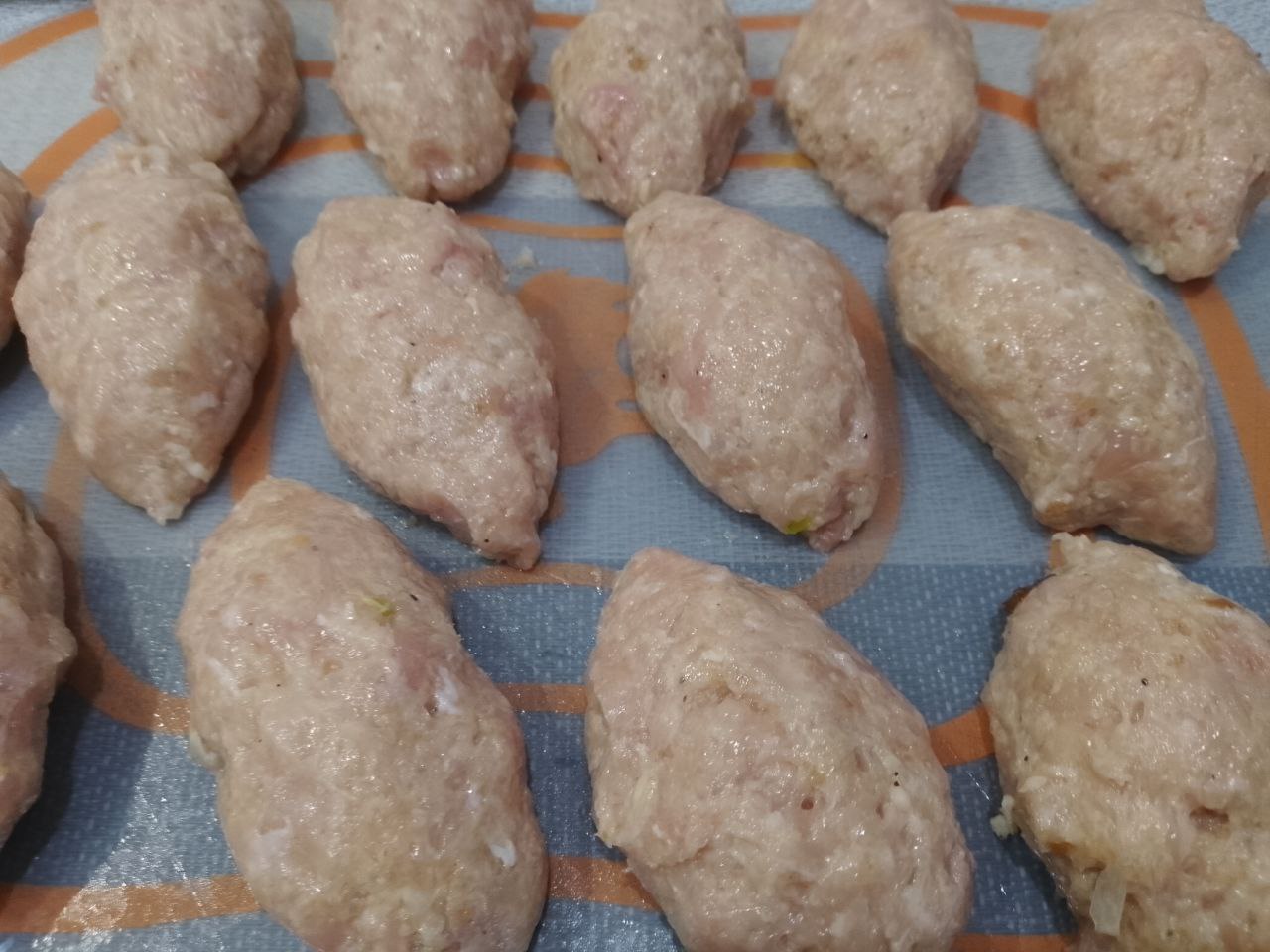 Зразы из куриного мяса, грибов и сыра, в духовке: Формируем зразы.