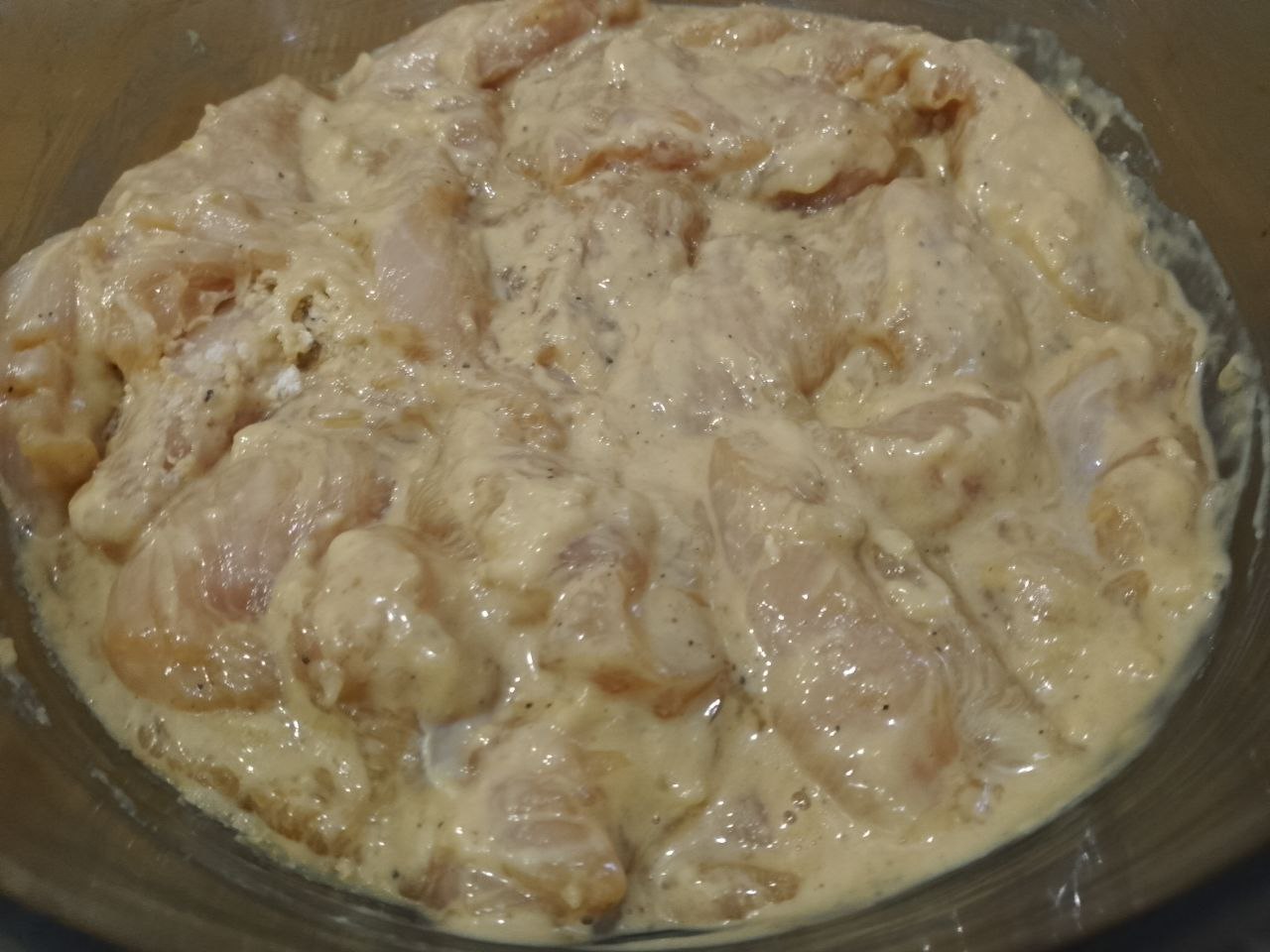 Куриное филе в кляре и взбитом белке, на сковороде, нежное и вкусное: Через час добавляем муку и крахмал, тщательно перемешиваем.