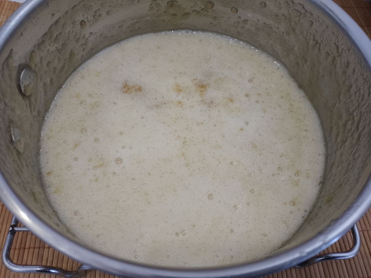 Торт с нежным кремом из сливок и творожного сыра, очень вкусный: Добавляем соду, размешиваем и снимаем сразу с огня, так как смесь увеличивается в объеме. Смесь охлаждаем до