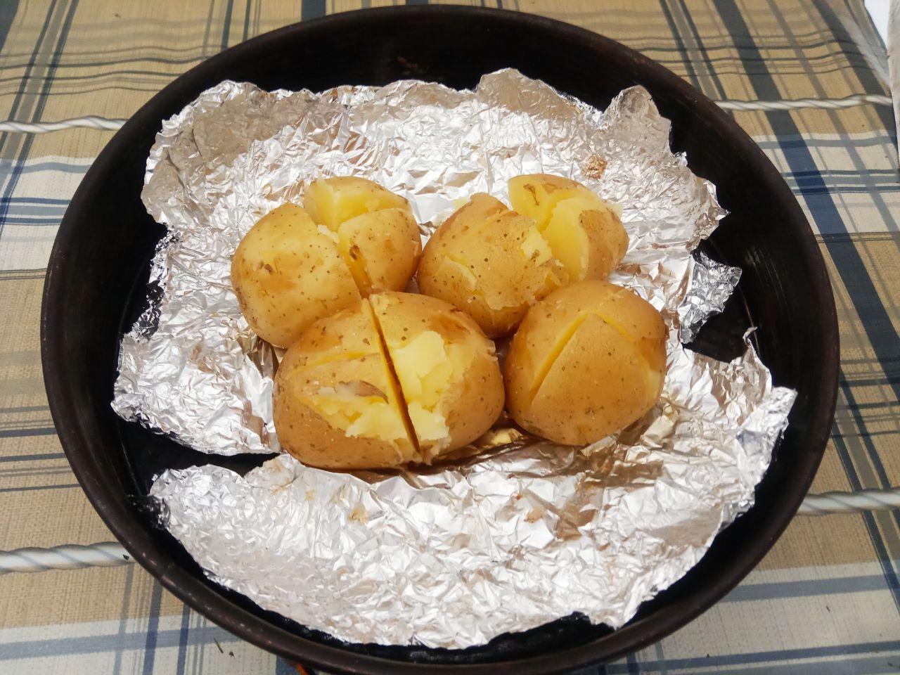 Запеченный картофель с творогом и зеленью: Делаем ножом надрезы на картофеле так, чтобы можно было в них накладывать творожную массу.