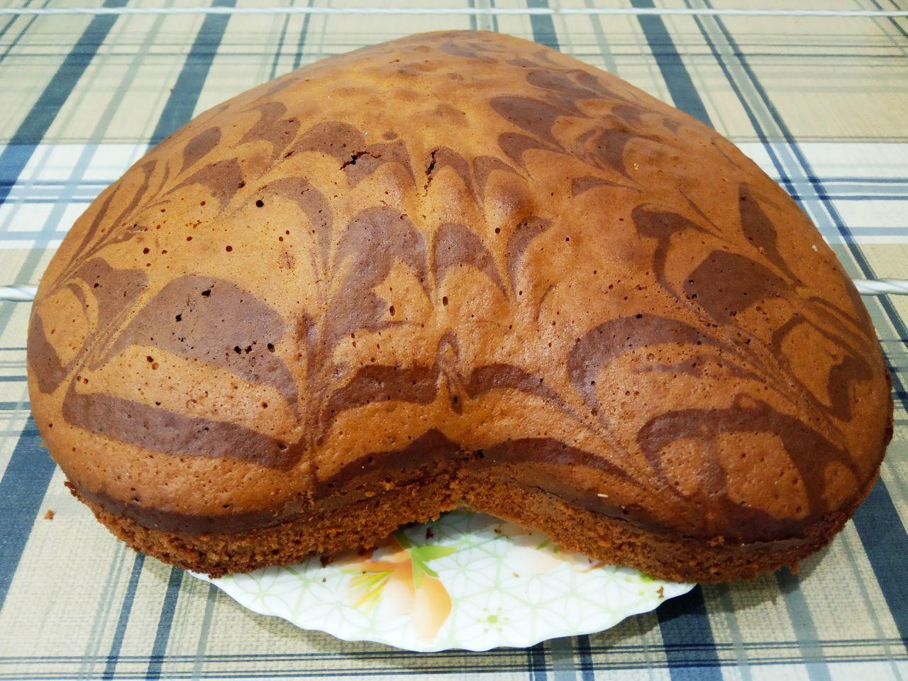 Пирог «Зебра» на молоке и растительном масле к чаю, просто и вкусно: Пирог охлаждаем в форме, достаем пирог с формы, разрезаем на части и подаем к чаю.