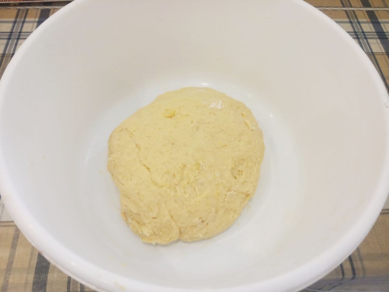 Пирожки с мясной начинкой из картофельного дрожжевого теста, жареные на сковороде: Затем добавляем картофельное пюре и замешиваем тесто.
